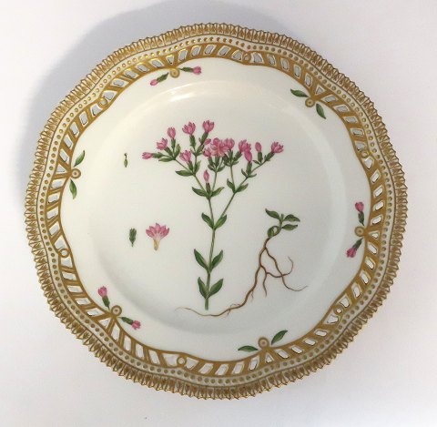 Royal Copenhagen, Flora Danica. Frokost tallerken med gennemskåret bort. Design 
#3554. Diameter 23 cm. (1 sortering). Erythraea centaurium Pers