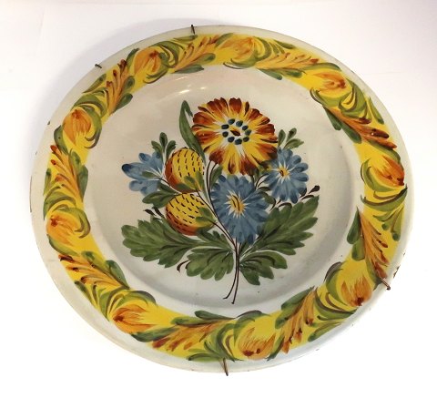 Kellinghusen. Fajance fad. Diameter 28,3 cm. Med meget små kanthak.
