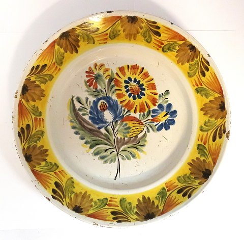 Kellinghusen. Fajance fad. Diameter 30,3 cm. Med meget små kanthak.