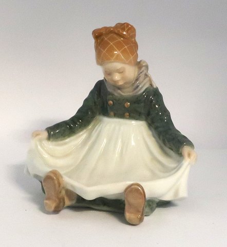 Royal Copenhagen. Sitzendes Fanö-Mädchen. Modell 1315. Höhe 14 cm. (2 Wahl)