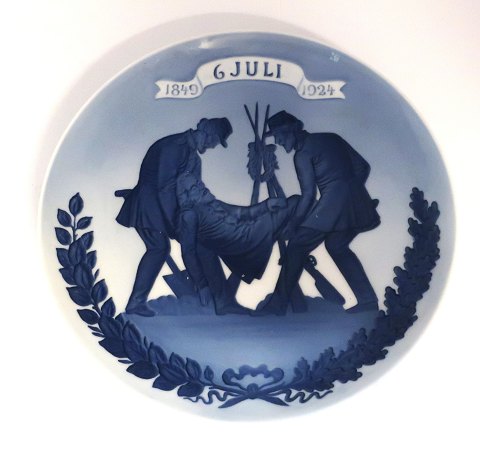 Royal Copenhagen. Mindeplatte #223. 6 juli-platte. 75 års dagen for 
Fredericiaslaget. Diameter 29 cm. Produceret 1924. Tegnet af Oluf Jensen