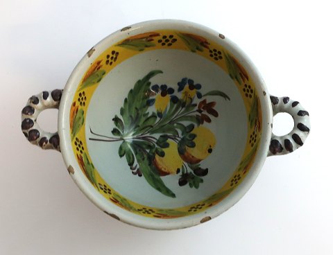 Kellinghusen. Fayence-Ohrschale. Durchmesser 15,5 cm. Höhe 8 cm. Mit sehr 
kleinen Randkerben