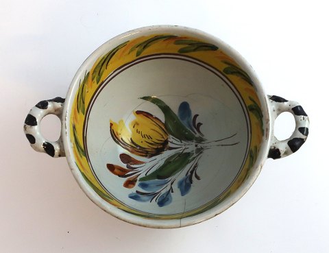 Kellinghusen. Lille fajance øreskål. Diameter 12 cm. Højde 6,5 cm. Med meget små 
kanthak og revne.