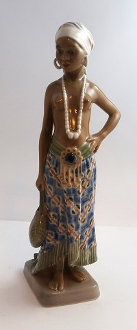 Dahl Jensen. Porzellanfigur. Mädchen aus dem Osten Sierra Leones. Modell Nr. 
1117. Höhe 25 cm. (1 Wahl)