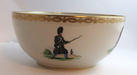 Royal Copenhagen. Schale der Königlichen Leibgarde. 325. Jahrestag. Durchmesser 
24 cm. Höhe 11 cm. (1 Wahl)
