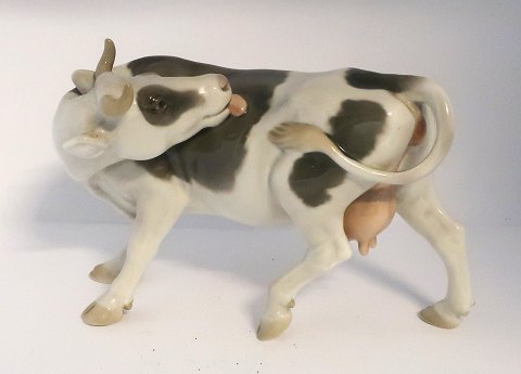 Bing & Gründahl. Porzellanfigur. Stehende Kuh. Modell 2161. Länge 22 cm. Höhe 
15,5 cm. (2 Wahl)