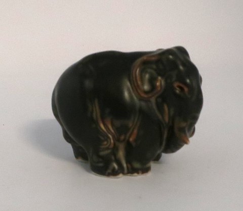 Royal Copenhagen. Elefantenfigur aus Steingut. Modell 20225. Höhe 5,5 cm. (1 
Wahl)