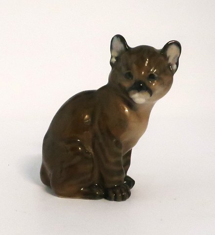 Royal Copenhagen. Porcelænsfigur. Pumaunge. Model 4783. Højde 7,5 cm. (1 
sortering)