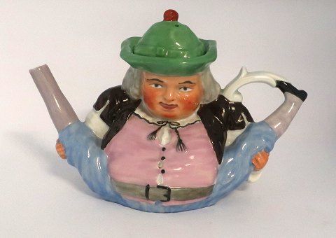 Royal Copenhagen. Teekanne in Form eines Mannes. Der Deckel ist ein Hut, die 
Beine sind Ausguss und Henkel. Länge 24 cm. Höhe 16 cm. Hergestellt vor 1900. 
Angeblich von Prinzessin Marie, der Frau von Prinz Valdemar.