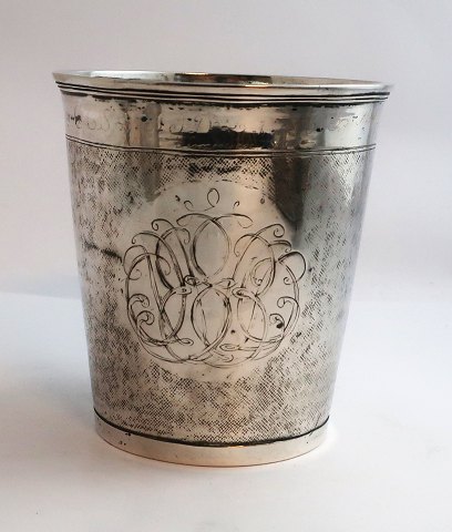 Stort sølvbæger. Sølv mester ukendt. Indgravering fra 1756. Højde 11 cm. 
Diameter 10 cm.