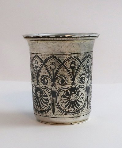 Russland. Kleiner Silberbecher mit Niello (84). Höhe 6 cm. Durchmesser 5,1 cm. 
Hergestellt 1837