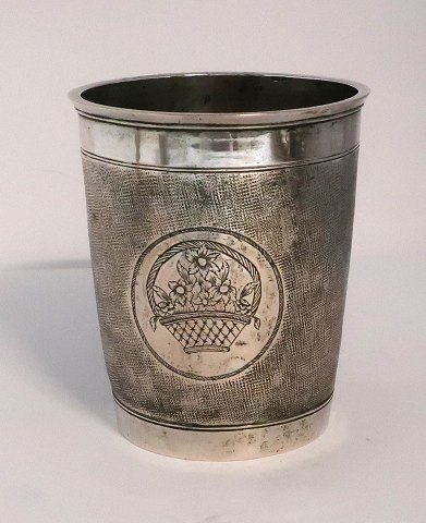 Jürgen Pauli Harder, Odense. Großer silberner Becher. Höhe 11 cm. Durchmesser 9 
cm.