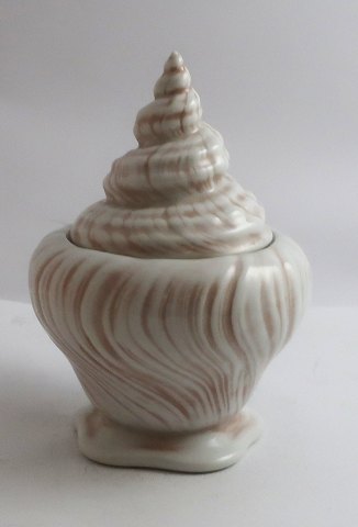 Royal Copenhagen. Rosa Konkylie. Design ; Arje Griegst. Sukkerskål. Højde 15,5 
cm. Model 14174.  (1 sortering).