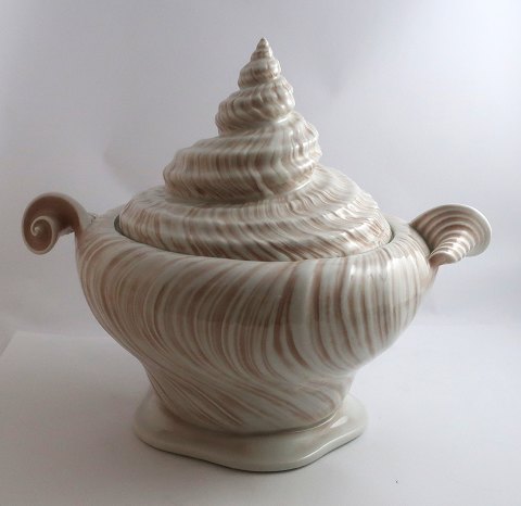 Royal Copenhagen. Rosa Konkylie. Design ; Arje Griegst. Terrin. Højde 27,5 cm. 
Model 14180.  (1 sortering).
