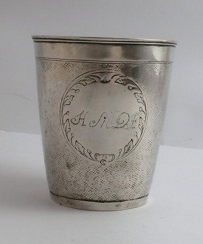 Jens Kjeldsen Sommerfeldt, Aalborg. Silberner Becher. Höhe 8,5 cm. Durchmesser 
7,5 cm.