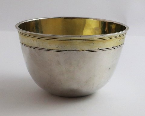 Jens Jensen Klitgaard, København (1679-1747). Sølv tumling (830). Højde 4,3 cm. 
Diameter 7 cm. Sølvstempel 1718.