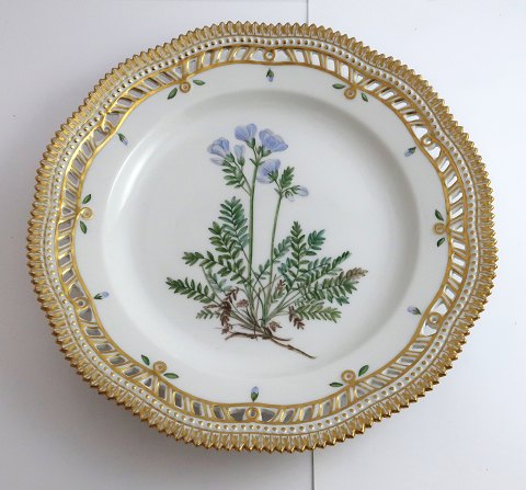 Royal Copenhagen. Flora Danica tallerken med gennemskåret bort. Diameter 25 cm. 
Model 3553. ( 1 sortering ). Polemonium humile Willd