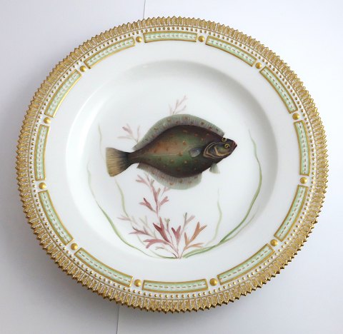 Royal Kopenhagen. Fauna Danica. Fischplatte  Essteller. Modell # 19 - 3549. 
Durchmesser 25 cm. (1 Wahl). Pleuronectes platessa