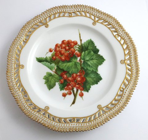 Royal Copenhagen, Flora Danica, frugttallerken. Frokost tallerken med 
gennemskåret bort. Design #429/3554. Diameter 23 cm. (1 sortering).