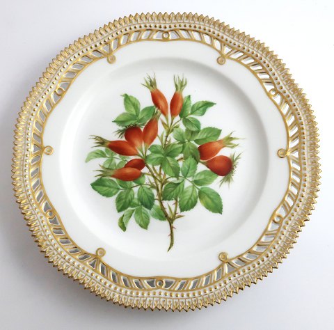 Royal Copenhagen, Flora Danica, frugttallerken. Frokost tallerken med 
gennemskåret bort. Design #429/3554. Diameter 23 cm. (1 sortering).