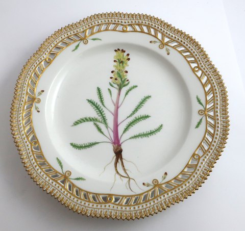 Royal Copenhagen, Flora Danica. Frokost tallerken med gennemskåret bort. Design 
#3554. Diameter 23 cm. (1 sortering). Pedicularis flammea L