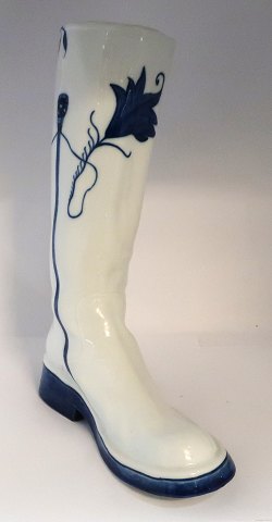 Royal Copenhagen. Stor porcelænsstøvle med blå Megamalet. Højde 36 cm. Det hvide guld 2003.