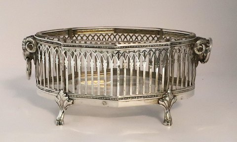 Sølvskål med glas indsats (800). Hanke med vædderhoved. Længde 22,5 cm. Bredde 11 cm. Højde 10 cm.