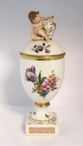 Königliches Kopenhagen. Sächsische Blume. Deckelpokal mit Putti auf dem Deckel. Modell 1754. Höhe 30 cm (1 Wahl)