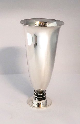 Georg Jensen. Vase i sterling sølv. Harald Nielsen. Design no. 676. Højde 17,5 cm. Produceret 1933 - 1945.