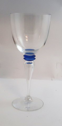 Attica, Royal Copenhagen med blå deco. Design Anja Kjær. Hvidvins glas. Højde 19,5 cm.
