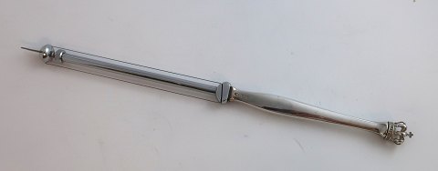 Dansk krone. Osteskærer med sterling sølvskaft. Længde 26 cm.
