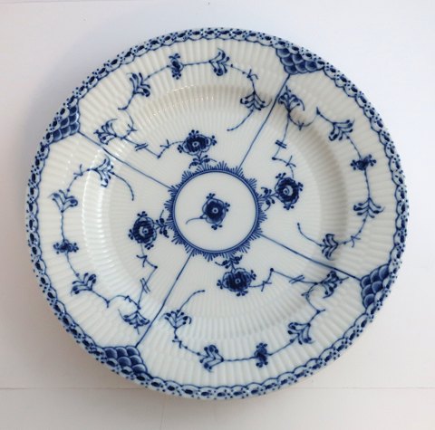 Royal Copenhagen. Musselmalet, halvblonde. Middagstallerken. Model 571. Diameter 25,5 cm.  (1 sortering)