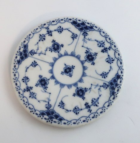 Royal Copenhagen. Musselmalet, halvblonde. Bordskåner/ varmebrik. Model 736. Diameter 13 cm. Lidt slid på glasuren. (1 sortering). Produceret før 1923