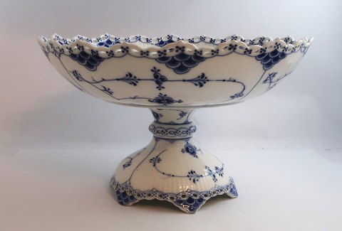 Royal Copenhagen. Musselmalet, helblonde. Stor frugtskål på fod. Model 1022. Højde 17,5 cm. Diameter 28 cm. (1 sortering). Produceret før 1923.