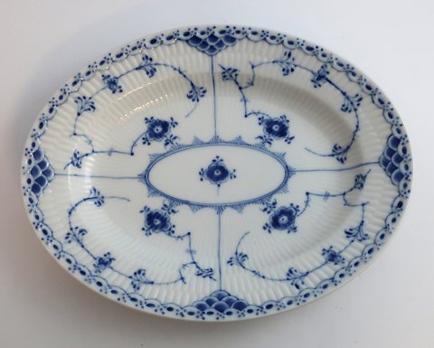 Royal Copenhagen. Musselmalet Halvblonde. Ovalt serveringsfad. Model 531. Længde 25 cm. Bredde 19,5 cm. (1 sortering).