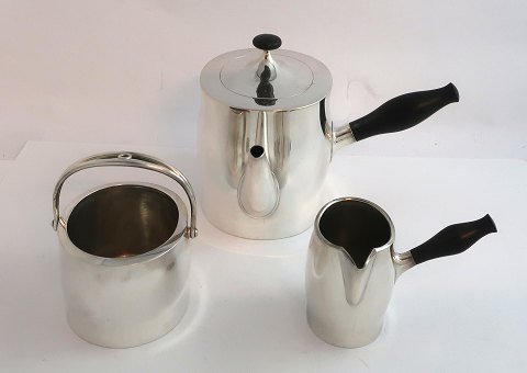Hans Hansen. Entwurf: Karl Gustav Hansen. Modell 566. Teeservice aus Sterlingsilber, bestehend aus Teekanne, Zuckerdose und Milchkännchen. Teekanne Nr. 4 und Zuckerdose/Milchkännchen Nr. 1. Hergestellt 1978/79.