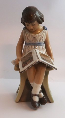 Dahl Jensen. Porzellanfigur. Mädchen mit Buch. Modell Nr. 1107. Höhe 22 cm. (2. Wahl)