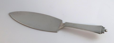 Georg Jensen. Pyramide. Kagespade i sølv (830). Længde 23 cm. Produceret 1931.