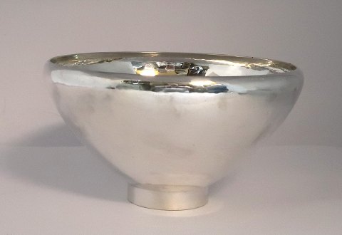 Georg Jensen. Sterling (925). Skål # 484B. Design : Georg Jensen. Højde 10 cm. Diameter 18 cm.