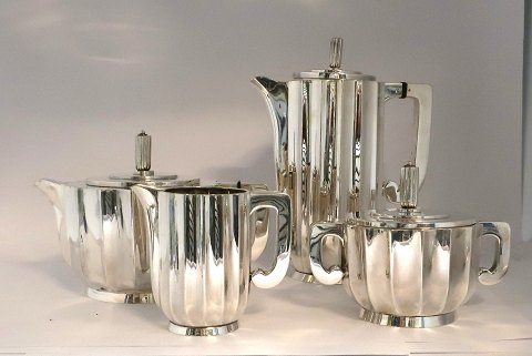 Rolf Fritof Bratland, Kopenhagen. Silbernes Service (925). Bestehend aus Teekanne, Kaffeekanne, Milchkännchen und Zuckerdose. Die Kaffeekanne ist 23 cm hoch. Ein sehr schönes Set.