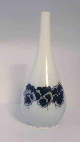 Royal Copenhagen. Vase mit Blumendekor. Modell 238/61. Höhe 21,5 cm. Hergestellt vor 1923. (1 Wahl)