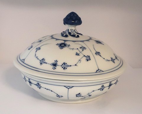 Royal Copenhagen. Musselmalet, riflet. Rundt lågfad. Model 397.  Diameter 23 cm. (1 sortering). Produceret før 1923
