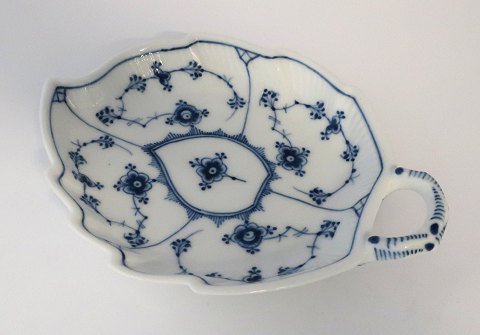 Royal Copenhagen. Musselmalet, riflet. Asiet i form af et blad. Model 143. Længde 18,5 cm. (1 sortering). Produceret før 1923
