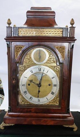 Eardley Norton, London (1762-1794). Engelsk mahogni lygteur med musik, kvarterslag og repetition. 8 dages værk. Højde 59 cm. Bredde 32 cm.