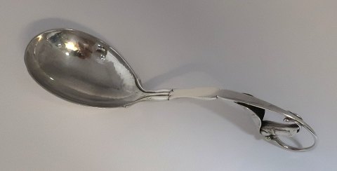 Georg Jensen. Sterlingsilber (925). Dekoratives Besteck Nr. 141. Servierlöffel. Länge 20 cm.