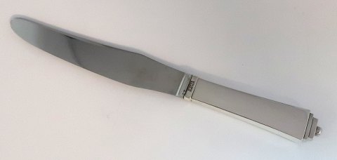 Georg Jensen. Pyramide. Sterlingsilber (925). Tafelmesser mit kurzem Griff. Länge 22,5 cm.