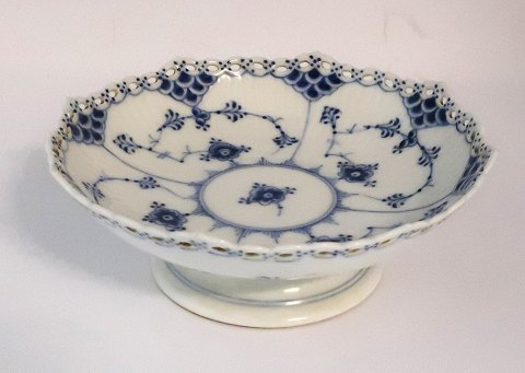 Royal Copenhagen. Musselmalet helblonde. Lille rund skål på fod. Model 1023. Højde 6 cm. Diameter 17,5 cm. (2 sortering)
