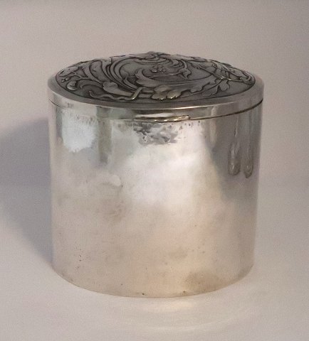 J. Holm. Silberne Dose (830). Höhe 14 cm. Hergestellt 1920.