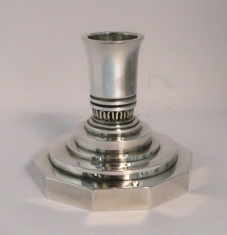 Georg Jensen. Kerzenleuchter aus Sterlingsilber (925). Modell 691B. Entwurf: Harald Nielsen. Höhe: 10,5 cm. Hergestellt 1945–1977.