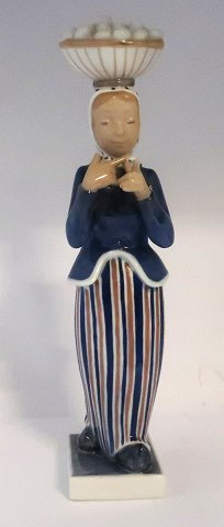 Royal Copenhagen. Porzellanfigur. Die Frau mit den Eiern. Modell 4844. Höhe 31 cm. (1 Wahl)
